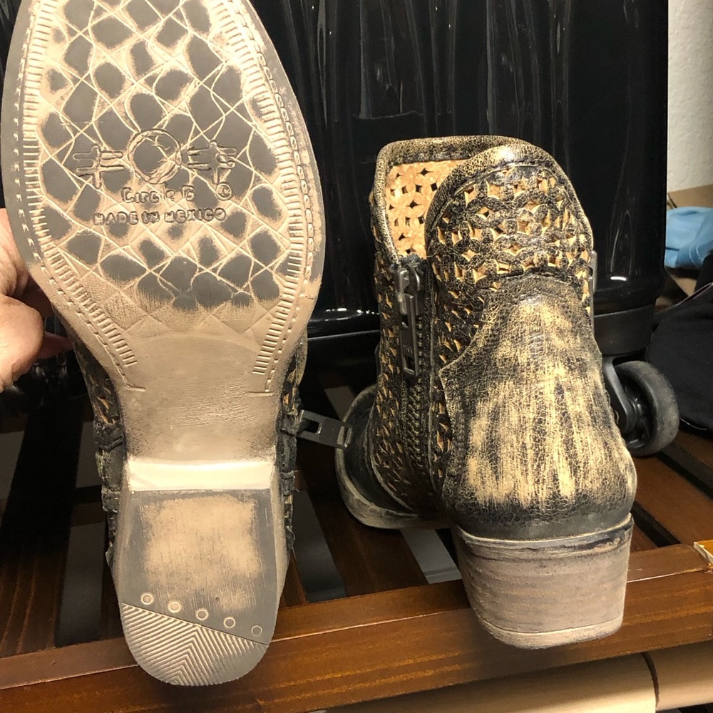 Circle G distressed laser cut boots. Size 8